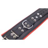 Párnázott bőr csuklókötöző – fekete-piros színben