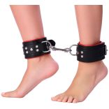 Párnázott bőrbilincs – fekete-piros intim kiegészítő