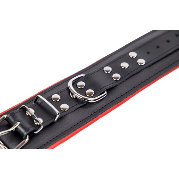 Párnázott bőrbilincs – fekete-piros intim kiegészítő