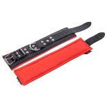 Párnázott bőrbilincs – fekete-piros intim kiegészítő