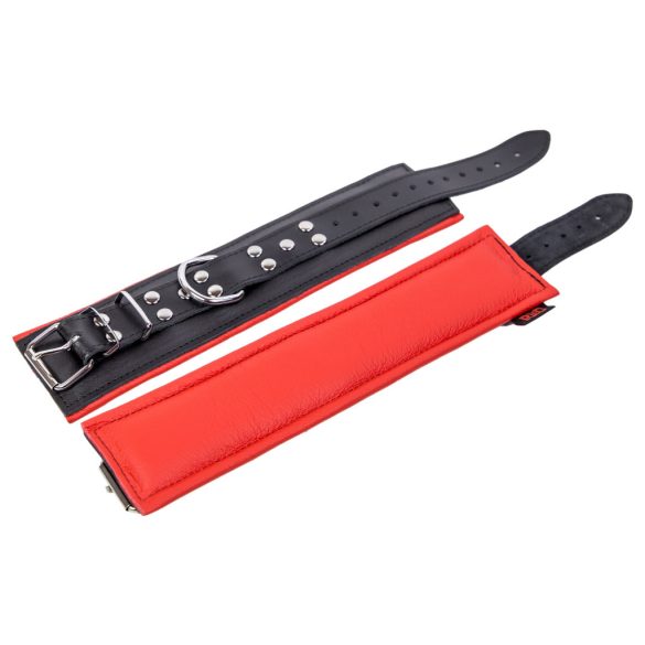 Párnázott bőrbilincs – fekete-piros intim kiegészítő