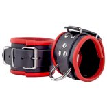 Bőr csuklókötöző - fekete-piros prémium minőségben