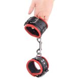 Bőr csuklókötöző - fekete-piros prémium minőségben