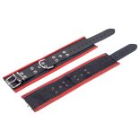 Bőr bokakötők – fekete-piros prémium érzékiség