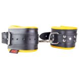 Párnázott bőr lábfogó - fekete/sárga prémium kiegészítő