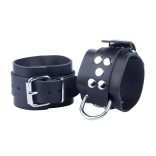 Prémium fekete bőr bilincsek – érzéki izgatás érdekében