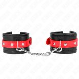 KINK - állítható fekete csuklóbilincsek piros övvel