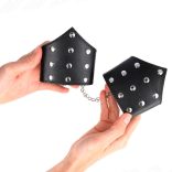 KINK - állítható bőr csuklópánt lánccal, prémium stílusban